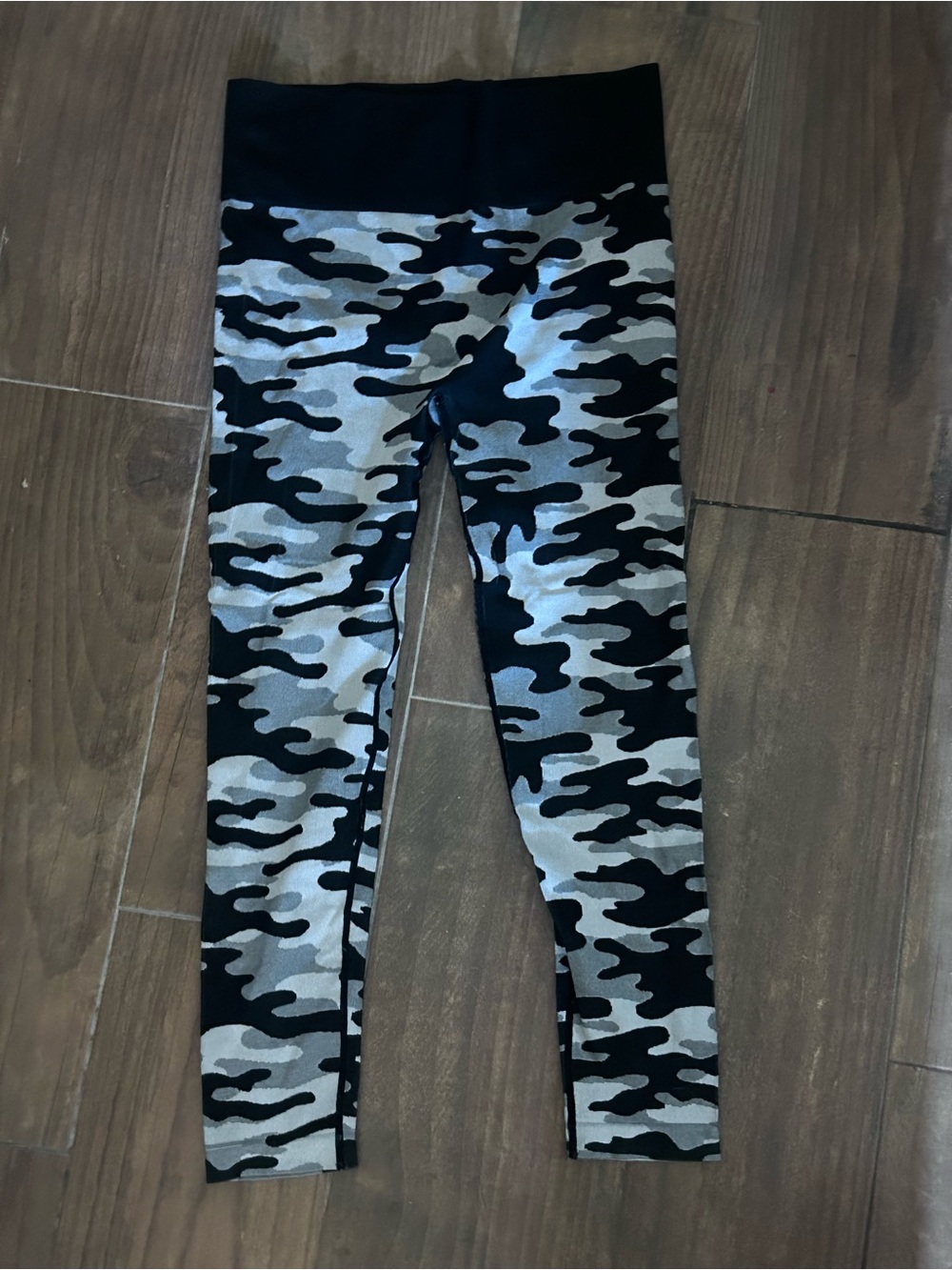 Women’s High-Waist Camo Leggings in Gray and Black